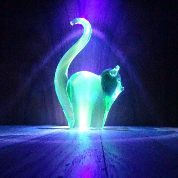 Chalet Glass Cat Figurine - Picture 4 of 10